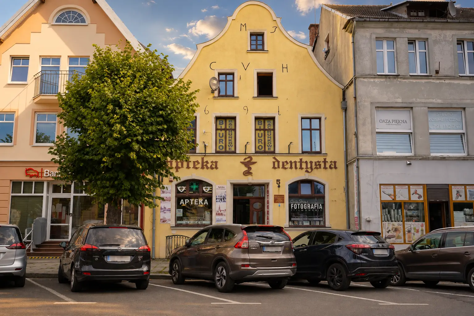 Kamienica apteki przy Rynku 5 w wieczornym świetle
