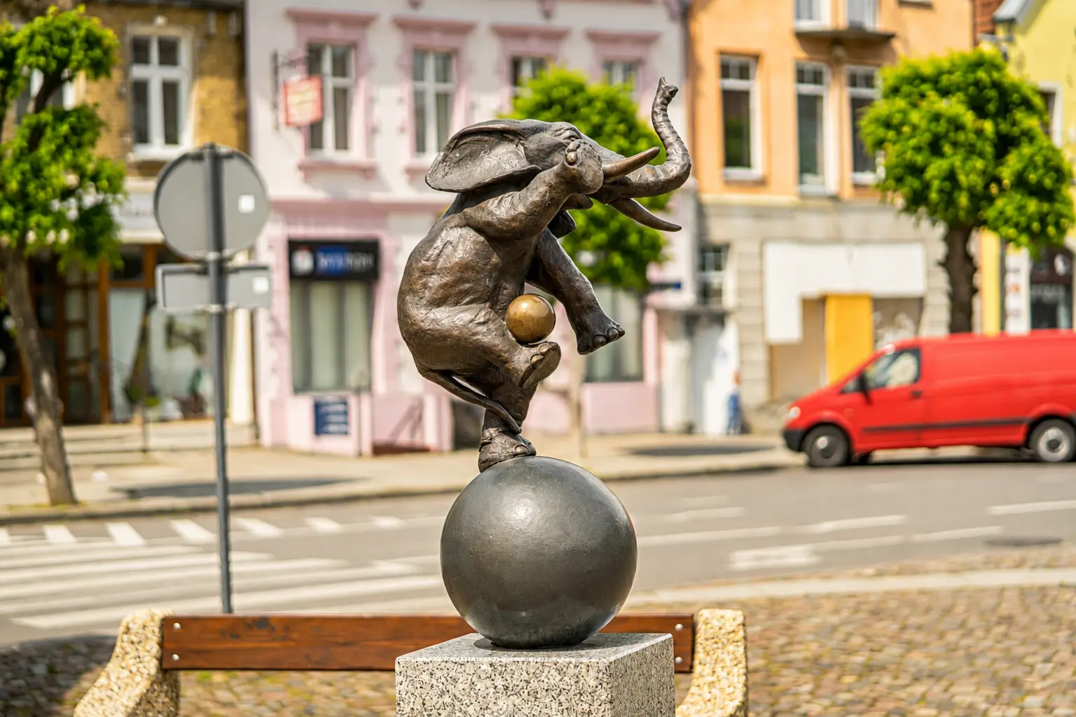 Rzeźba słonia na rynku w Trzebiatowie